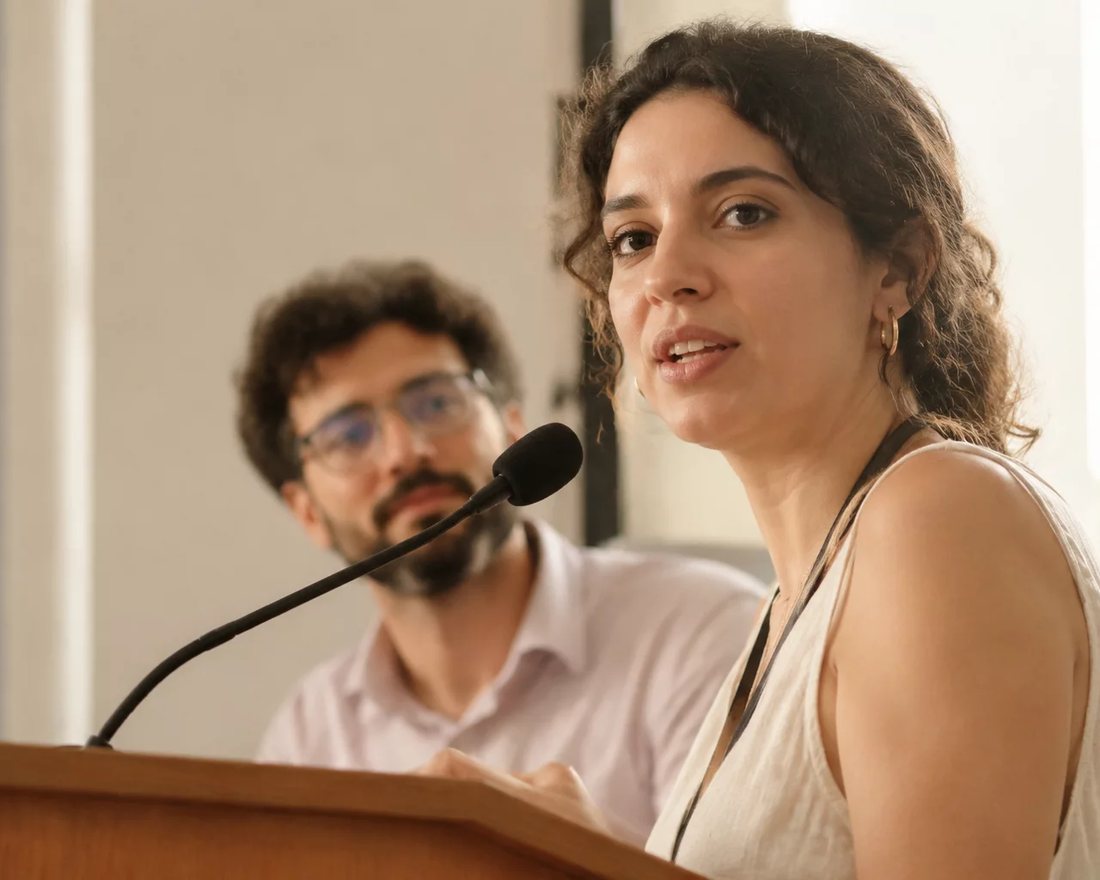 Mesa vista de cima com o esquema de um argumento rascunhado a lápis numa folha